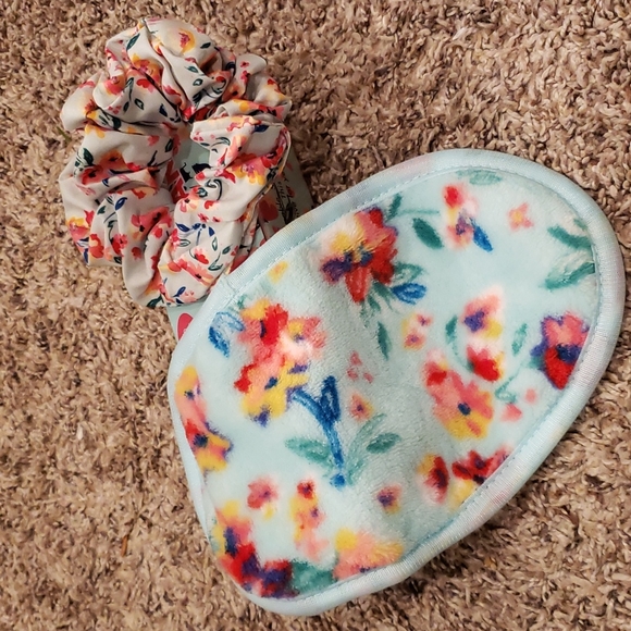 Erase Makeup Removal Towel with a scrunchie - Picture 4 of 4